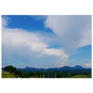 Ce que l’Auvergne préserve sous ses nuages – Tableau photo aluminium Ce que l’Auvergne préserve sous ses nuages – Tableau photo aluminium