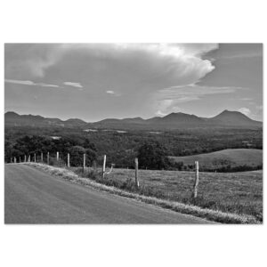 Cette route mène aux volcans et vous attend – Tableau photo aluminium noir et blanc Cette route mène aux volcans et vous attend – Tableau photo aluminium noir et blanc