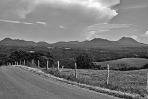 Cette route mène aux volcans, tableau noir et blanc Cette route mène aux volcans, tableau noir et blanc