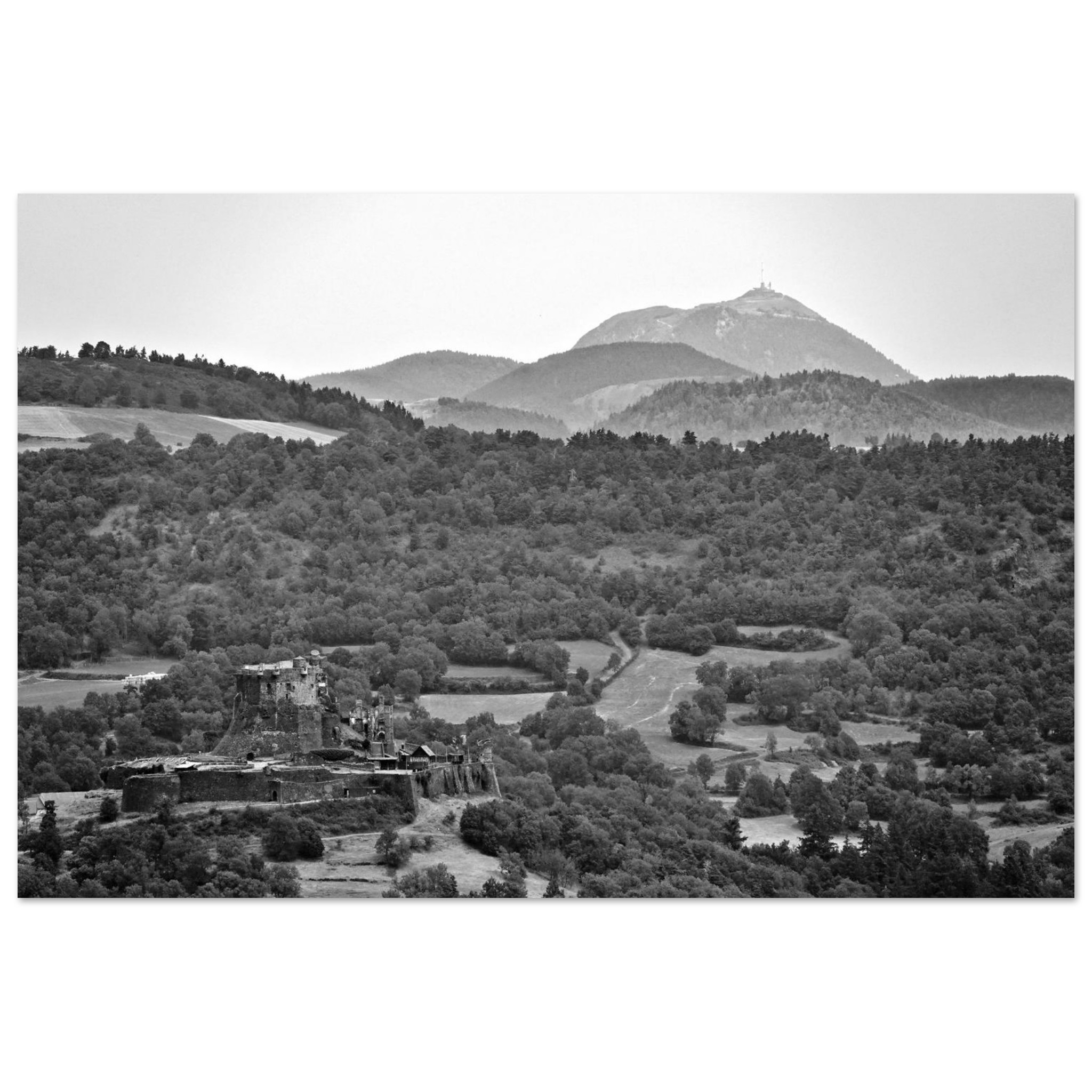 Murol et le Puy de Dôme, sentinelles d’une terre de caractère Murol et le Puy de Dôme, sentinelles d’une terre de caractère