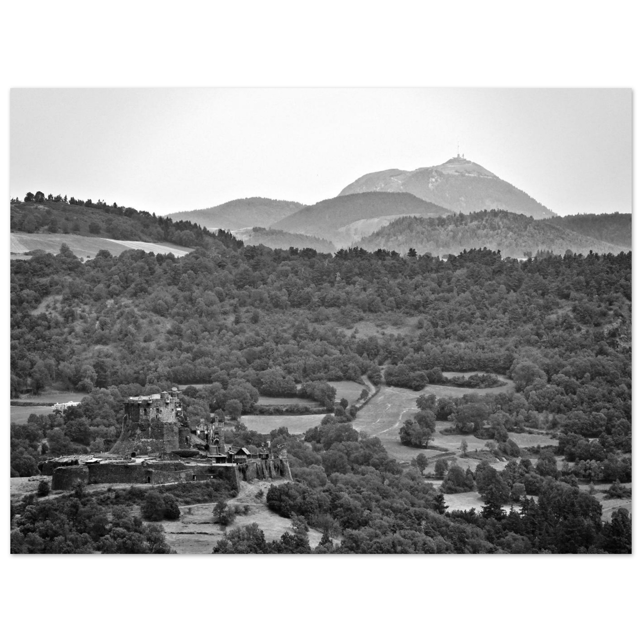Murol et le Puy de Dôme, sentinelles d’une terre de caractère Murol et le Puy de Dôme, sentinelles d’une terre de caractère