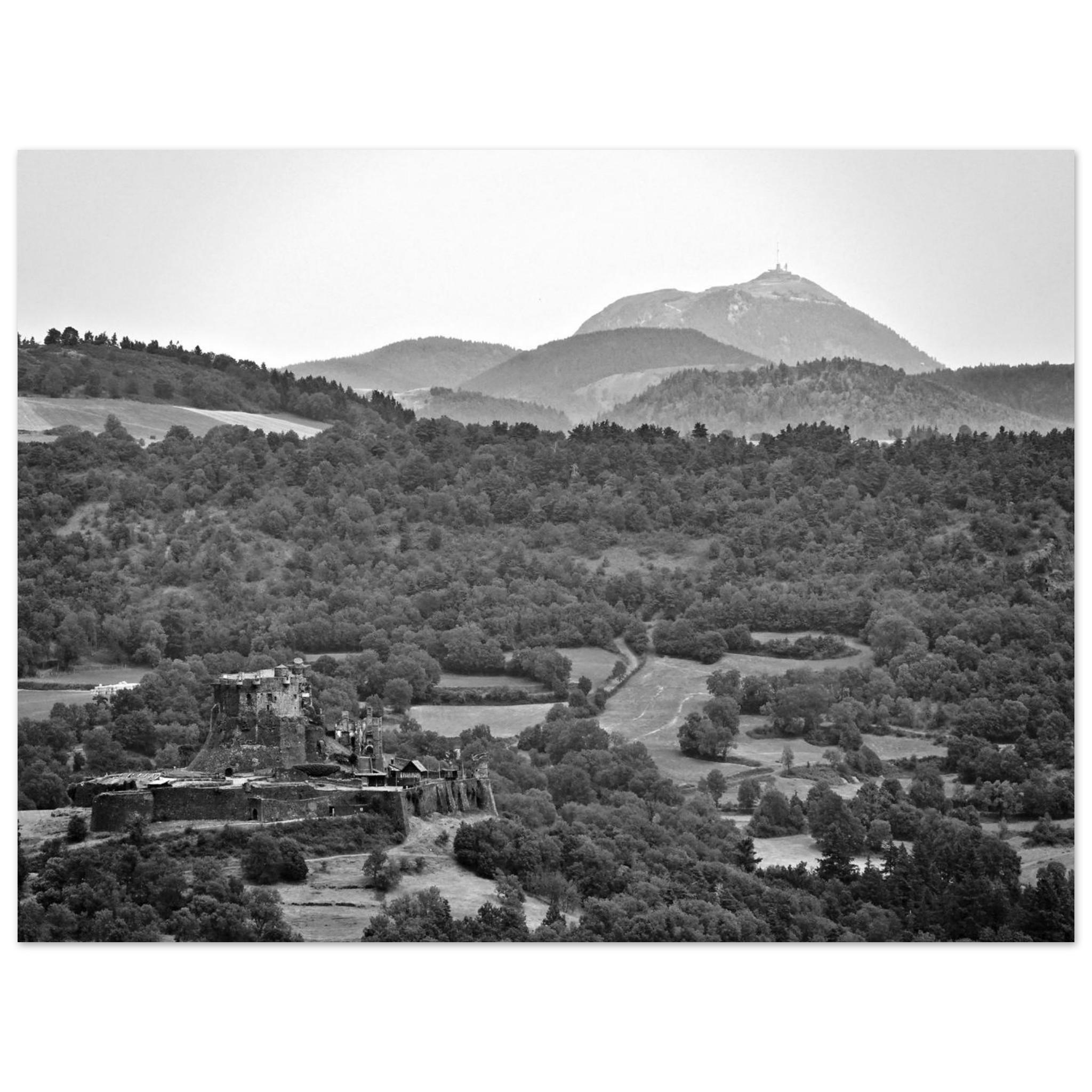 Murol et le Puy de Dôme, sentinelles d’une terre de caractère Murol et le Puy de Dôme, sentinelles d’une terre de caractère