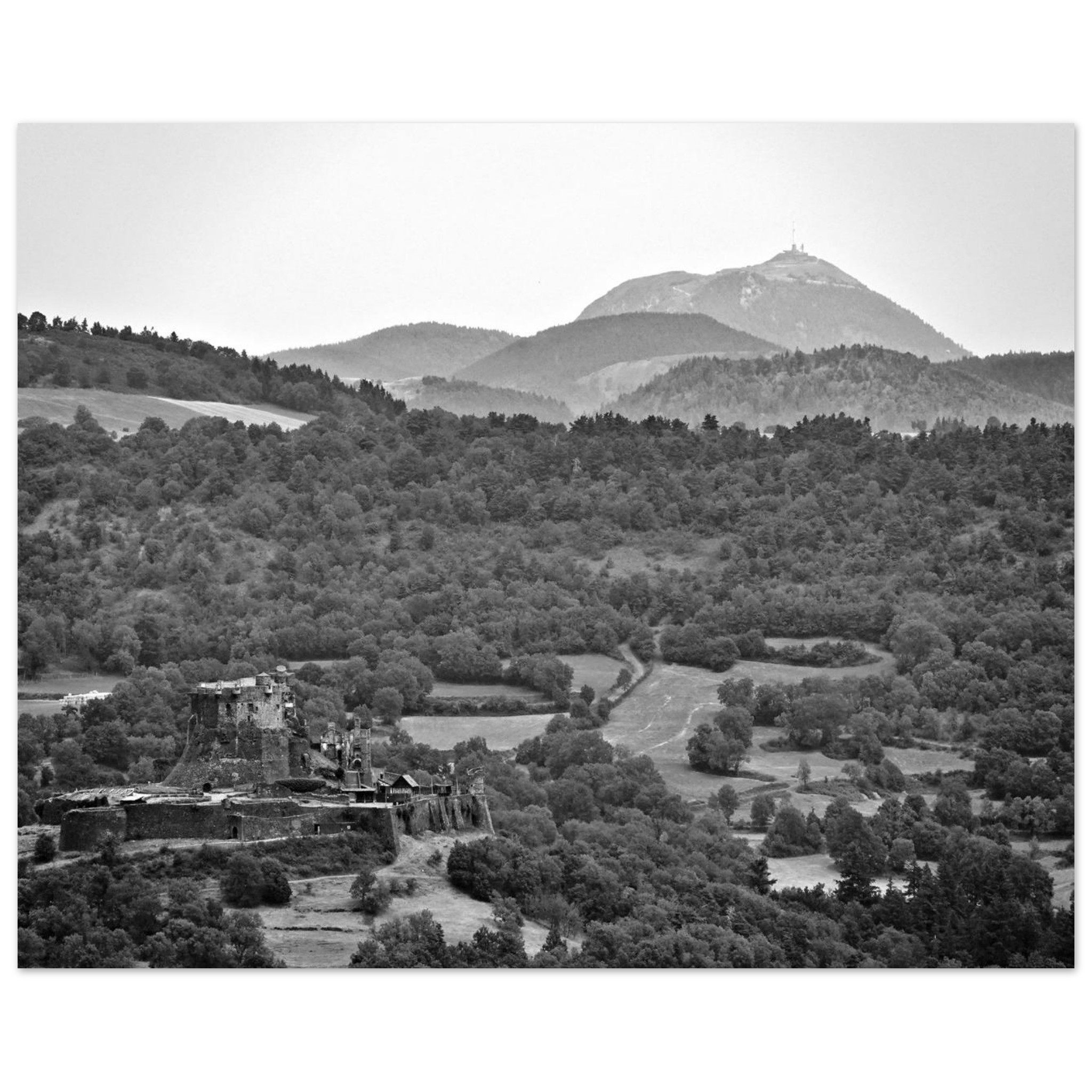 Murol et le Puy de Dôme, sentinelles d’une terre de caractère Murol et le Puy de Dôme, sentinelles d’une terre de caractère