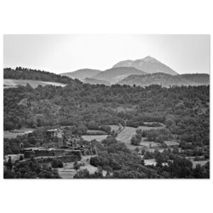 Murol et le Puy de Dôme, sentinelles d’une terre de caractère – Tableau photo aluminium noir et blanc Murol et le Puy de Dôme, sentinelles d’une terre de caractère – Tableau photo aluminium noir et blanc