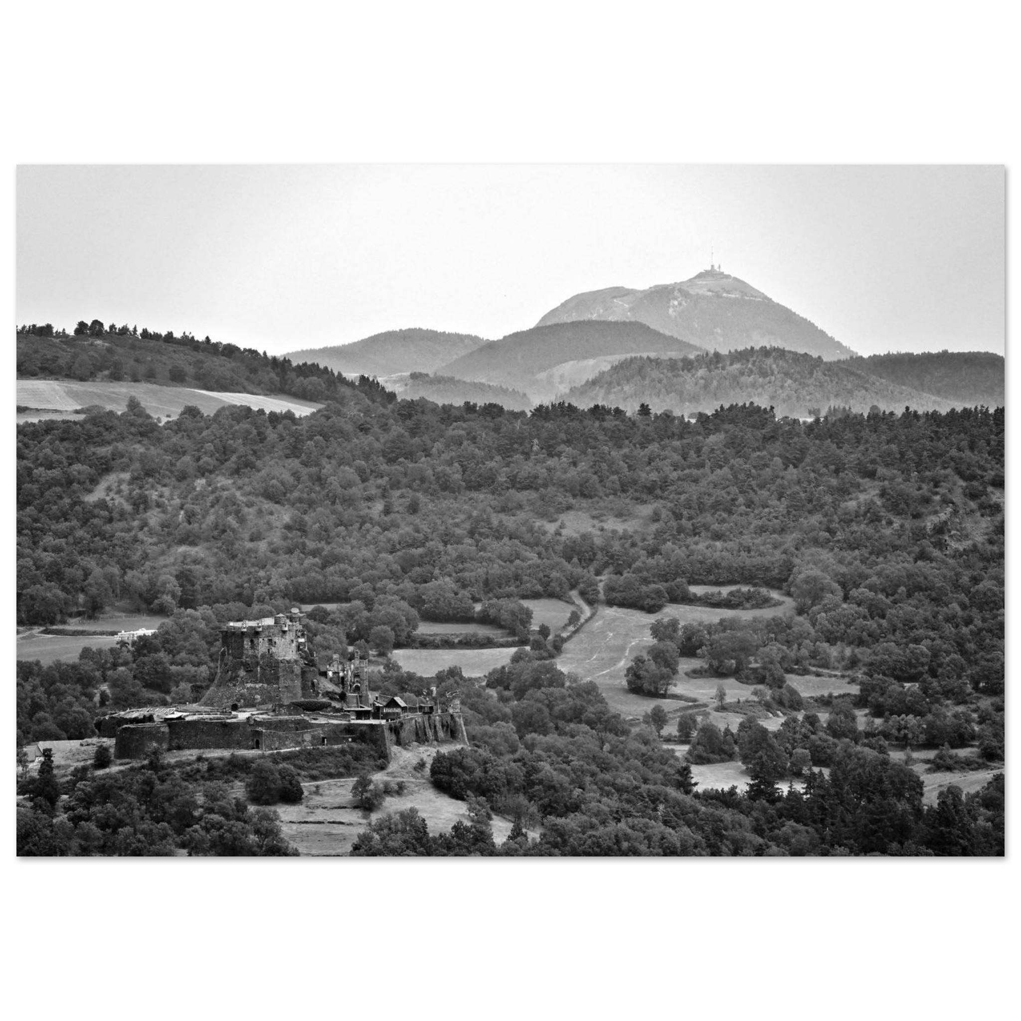 Murol et le Puy de Dôme, sentinelles d’une terre de caractère Murol et le Puy de Dôme, sentinelles d’une terre de caractère