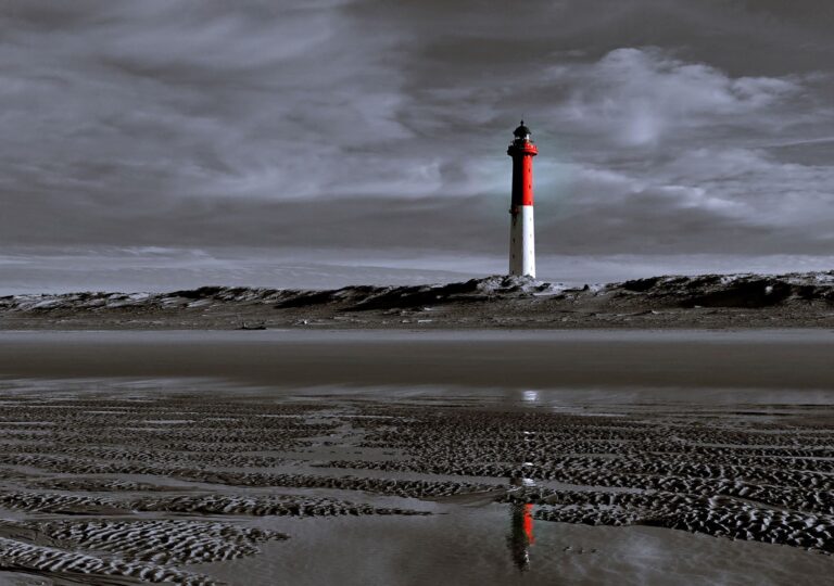 Le phare de la Coubre : balise des marins, gardien de mes souvenirs