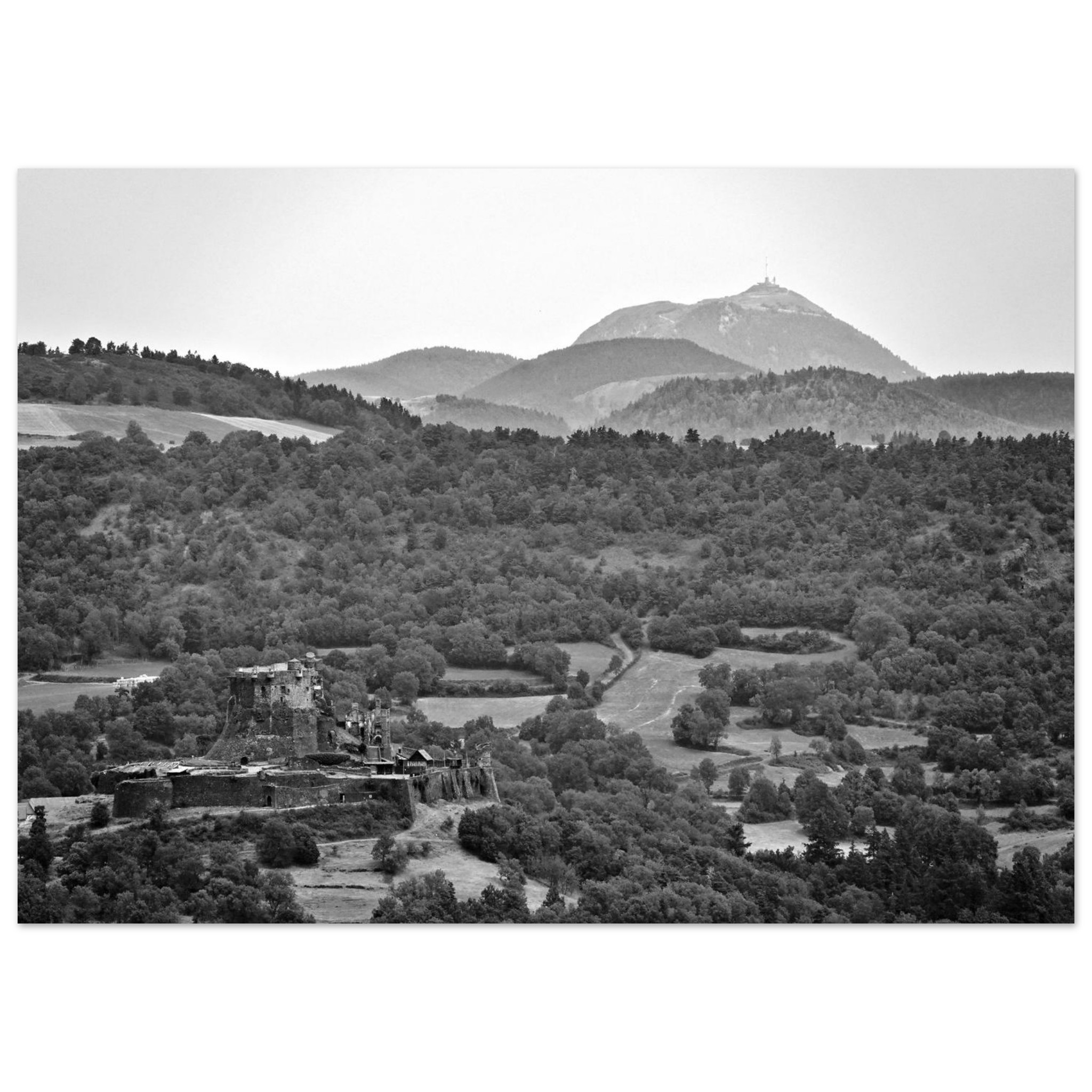 Murol et le Puy de Dôme, sentinelles d’une terre de caractère Murol et le Puy de Dôme, sentinelles d’une terre de caractère