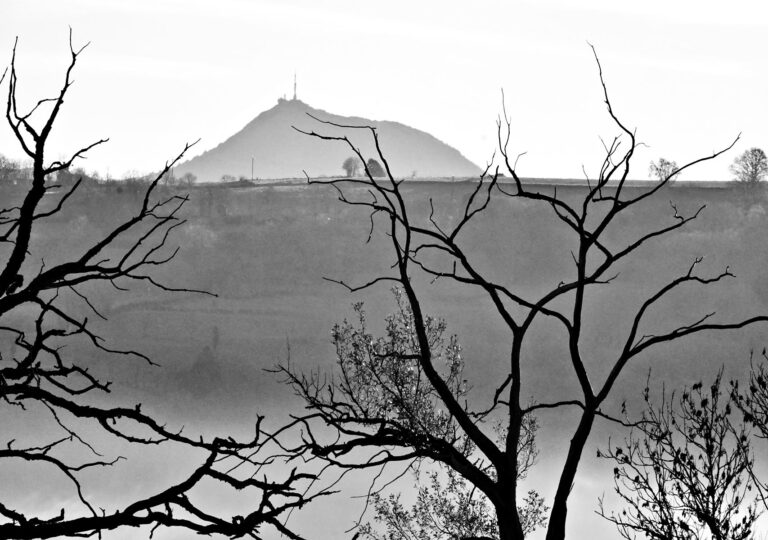 Le Puy de Dôme dans les brumes : photographie d&rsquo;art en noir et blanc entre mystère, contemplation et patrimoine UNESCO
