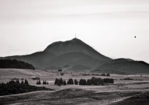 La force volcanique, tableau du puy de Dôme en noir et blanc