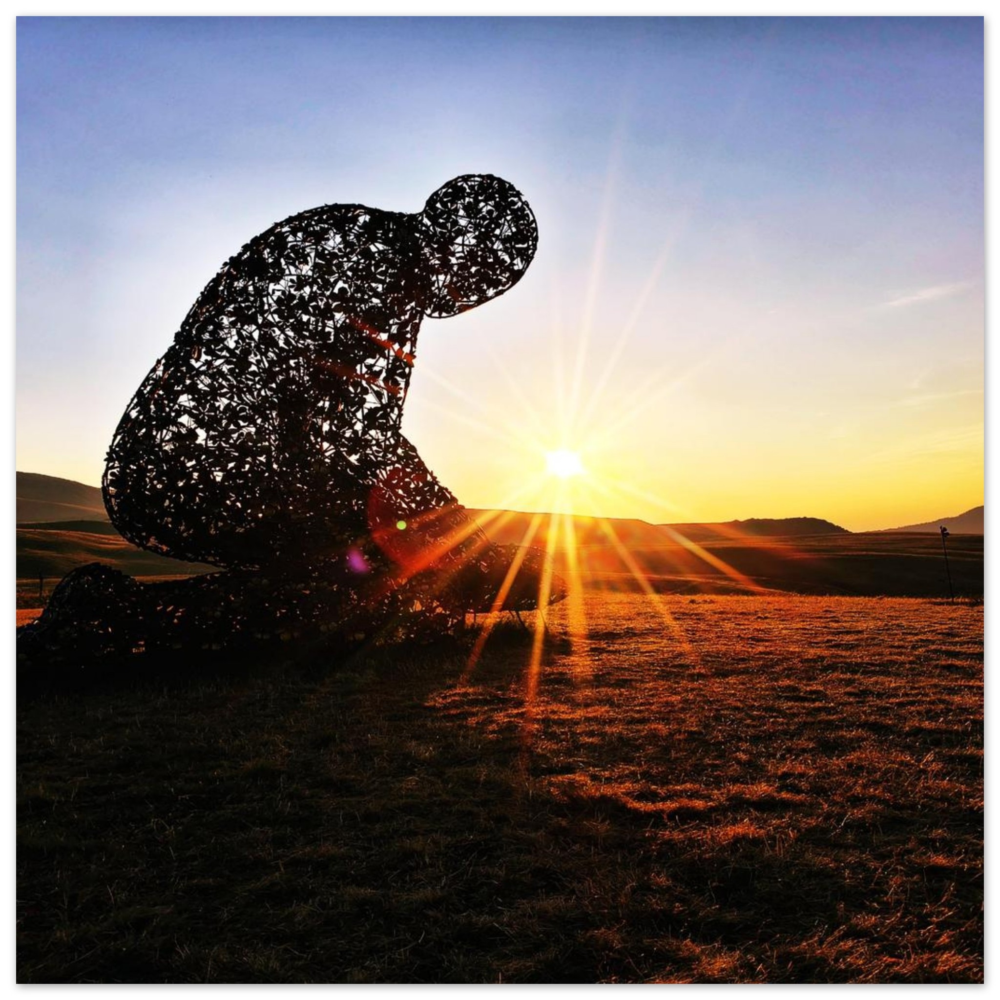 Appartenir à quelque chose de plus grand, l’humanité au seuil du sacré – Tableau sculpture humaine au coucher du soleil Appartenir à quelque chose de plus grand, l’humanité au seuil du sacré – Tableau sculpture humaine au coucher du soleil