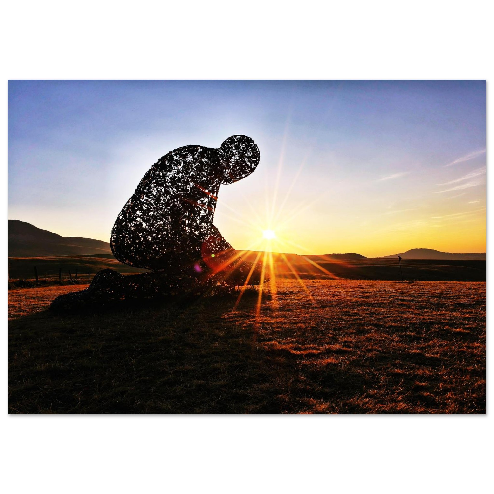 Appartenir à quelque chose de plus grand, l’humanité au seuil du sacré – Tableau sculpture humaine au coucher du soleil Appartenir à quelque chose de plus grand, l’humanité au seuil du sacré – Tableau sculpture humaine au coucher du soleil