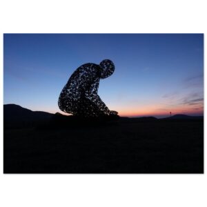 S’incliner pour la terre. – Tableau sculpture au crépuscule S’incliner pour la terre. – Tableau sculpture au crépuscule