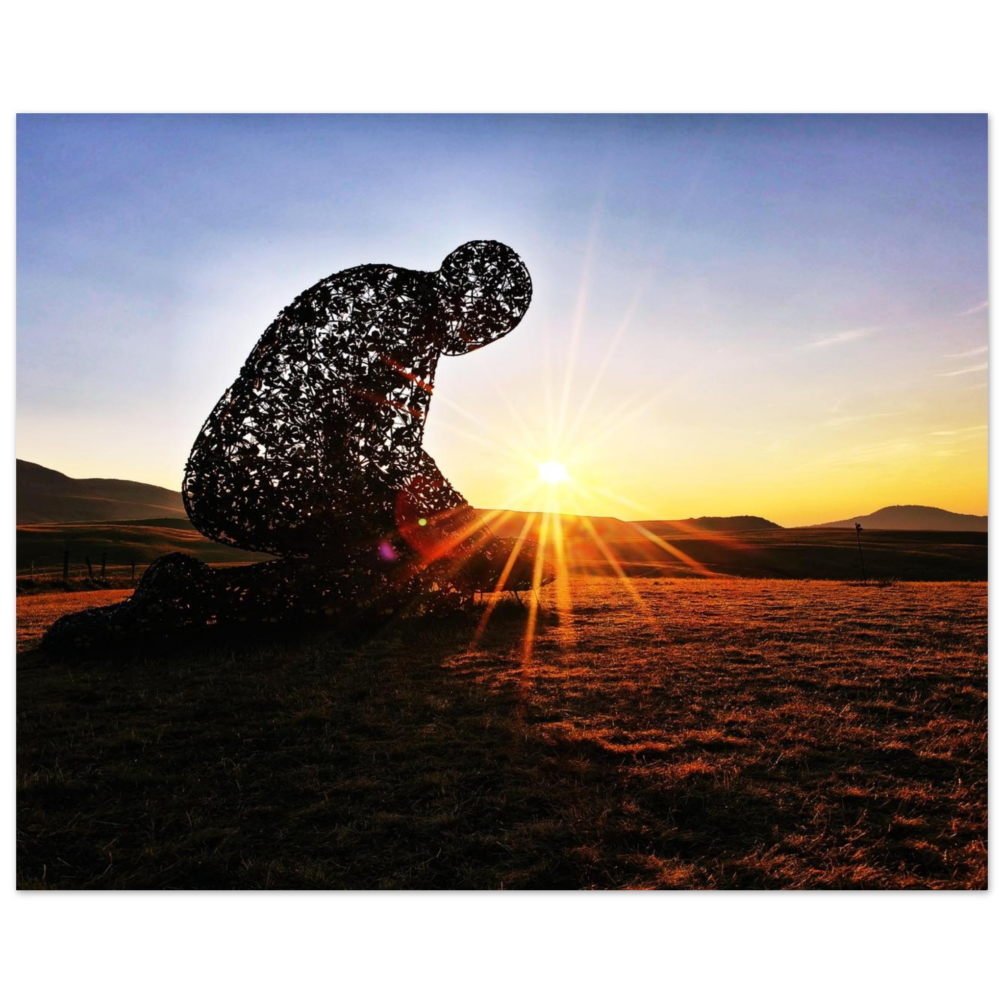Appartenir à quelque chose de plus grand, l’humanité au seuil du sacré – Tableau sculpture humaine au coucher du soleil Appartenir à quelque chose de plus grand, l’humanité au seuil du sacré – Tableau sculpture humaine au coucher du soleil