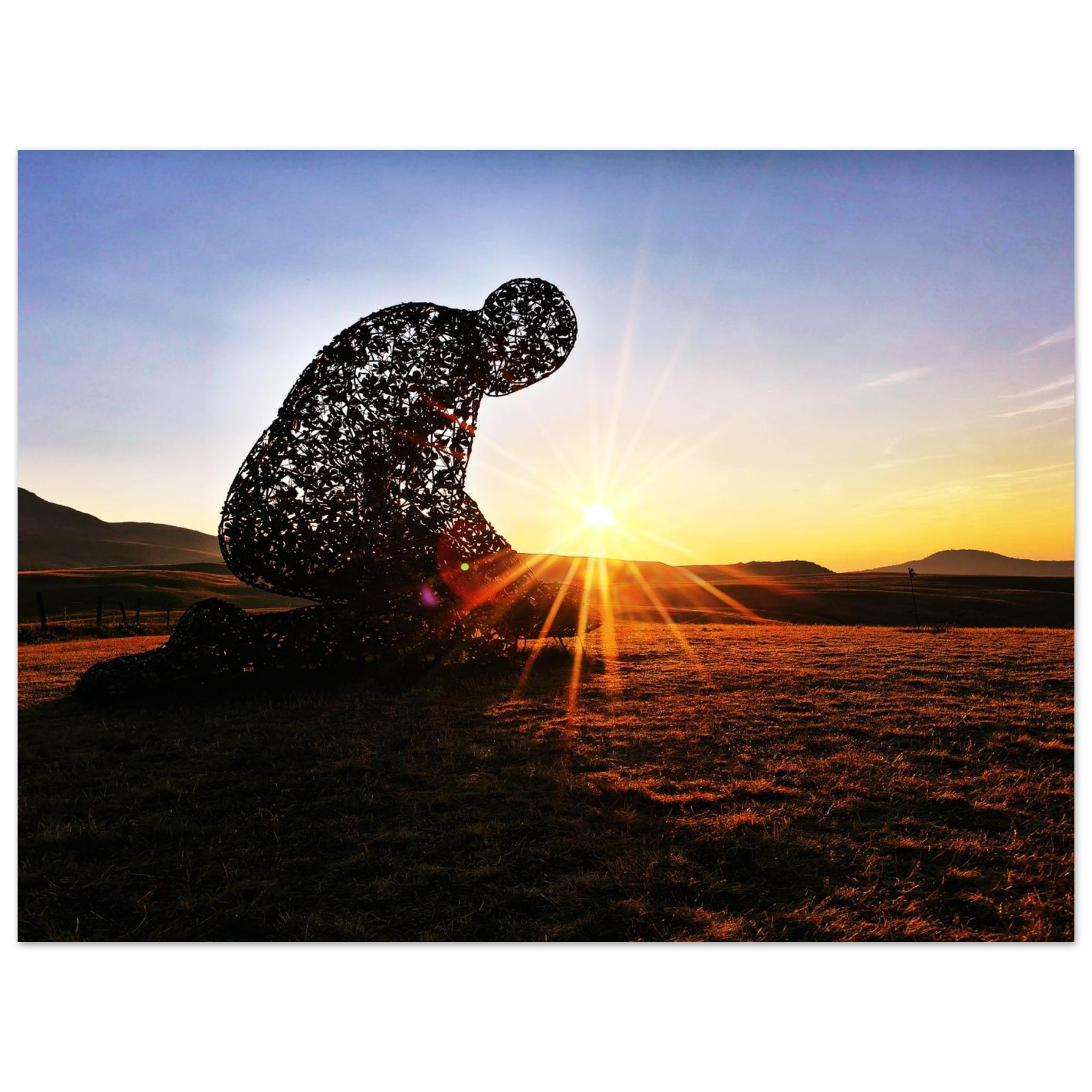 Appartenir à quelque chose de plus grand, l’humanité au seuil du sacré – Tableau sculpture humaine au coucher du soleil Appartenir à quelque chose de plus grand, l’humanité au seuil du sacré – Tableau sculpture humaine au coucher du soleil
