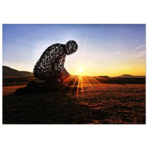 Appartenir à quelque chose de plus grand, l’humanité au seuil du sacré – Tableau sculpture humaine au coucher du soleil Appartenir à quelque chose de plus grand, l’humanité au seuil du sacré – Tableau sculpture humaine au coucher du soleil