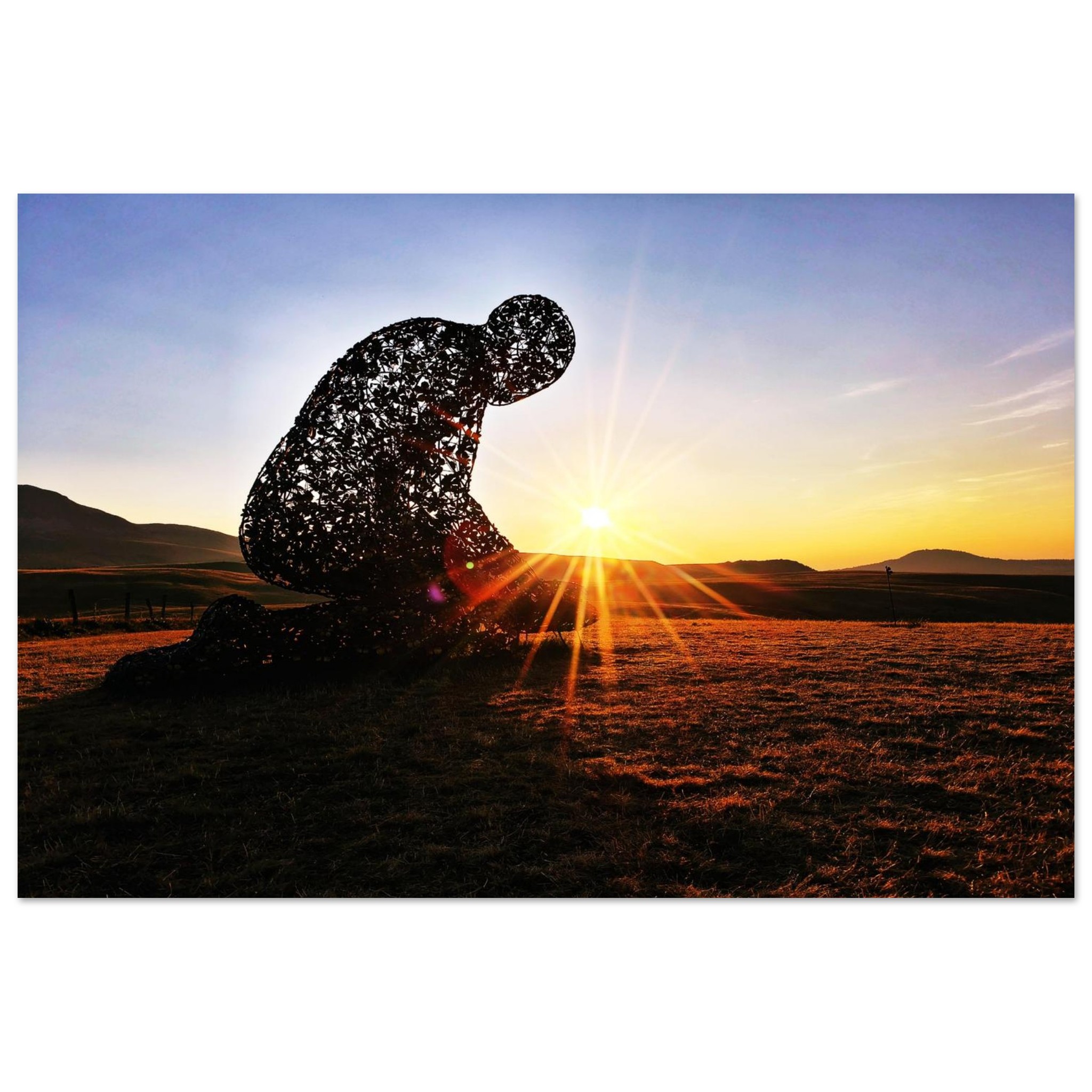 Appartenir à quelque chose de plus grand, l’humanité au seuil du sacré – Tableau sculpture humaine au coucher du soleil Appartenir à quelque chose de plus grand, l’humanité au seuil du sacré – Tableau sculpture humaine au coucher du soleil