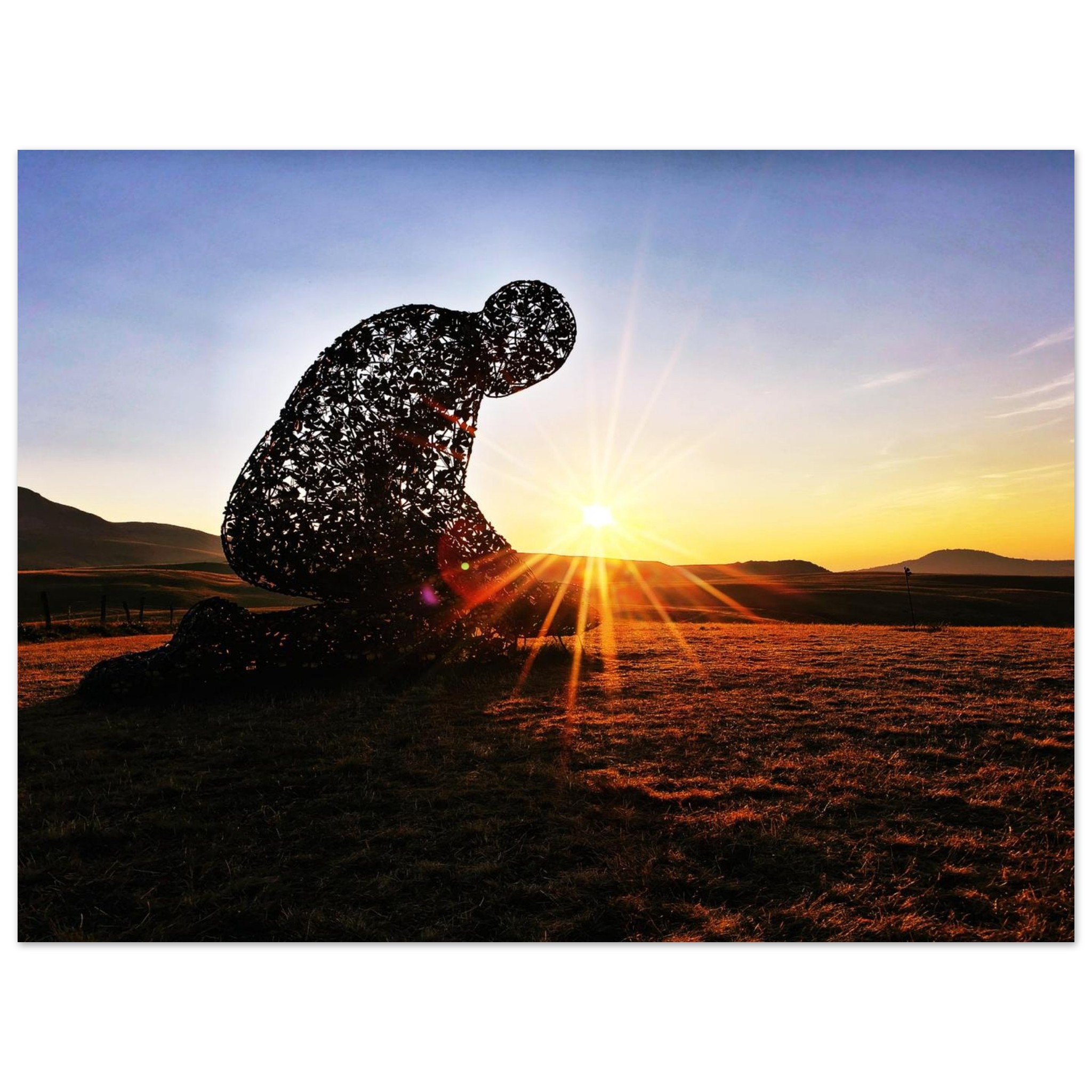 Appartenir à quelque chose de plus grand, l’humanité au seuil du sacré – Tableau sculpture humaine au coucher du soleil Appartenir à quelque chose de plus grand, l’humanité au seuil du sacré – Tableau sculpture humaine au coucher du soleil