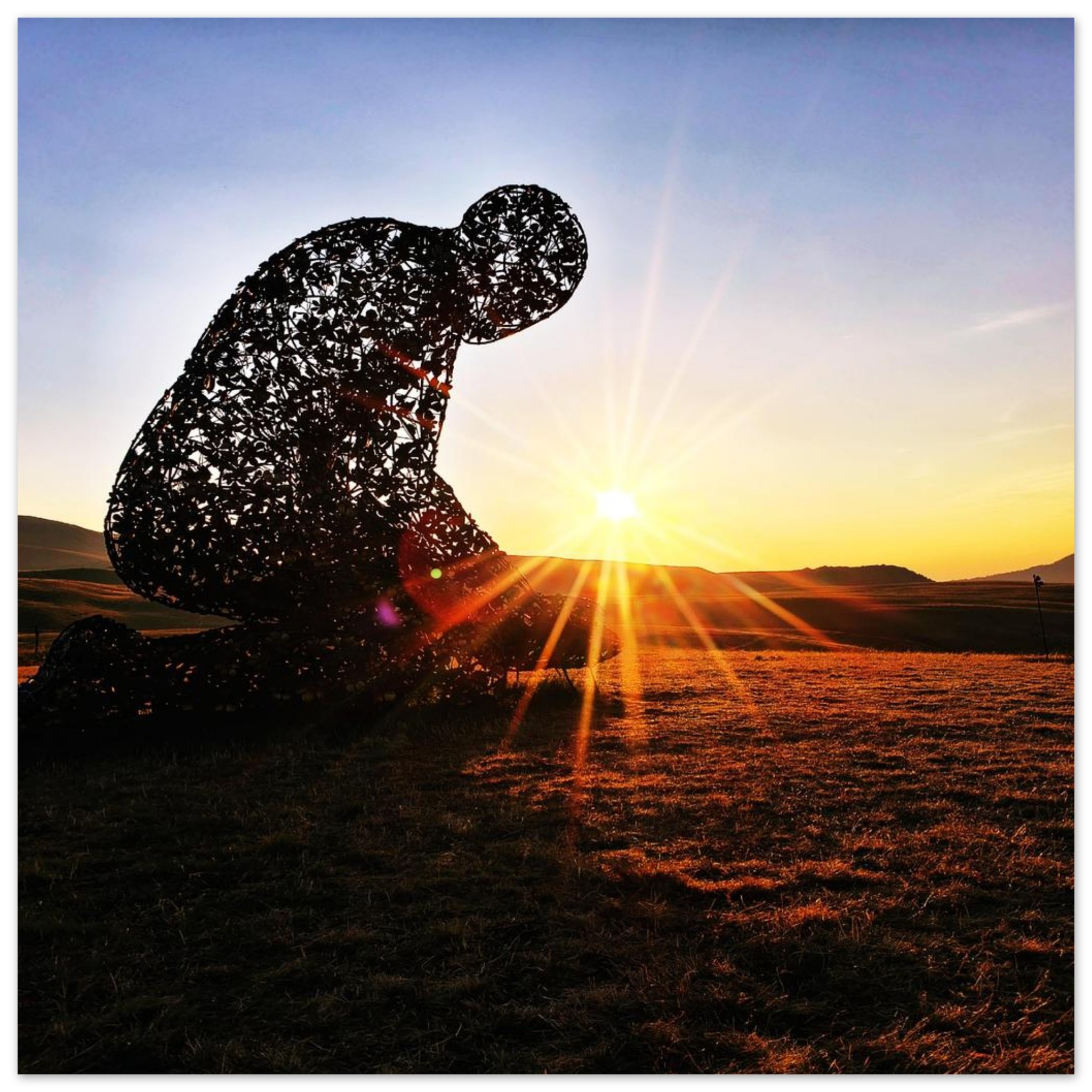 Appartenir à quelque chose de plus grand, l’humanité au seuil du sacré – Tableau sculpture humaine au coucher du soleil Appartenir à quelque chose de plus grand, l’humanité au seuil du sacré – Tableau sculpture humaine au coucher du soleil