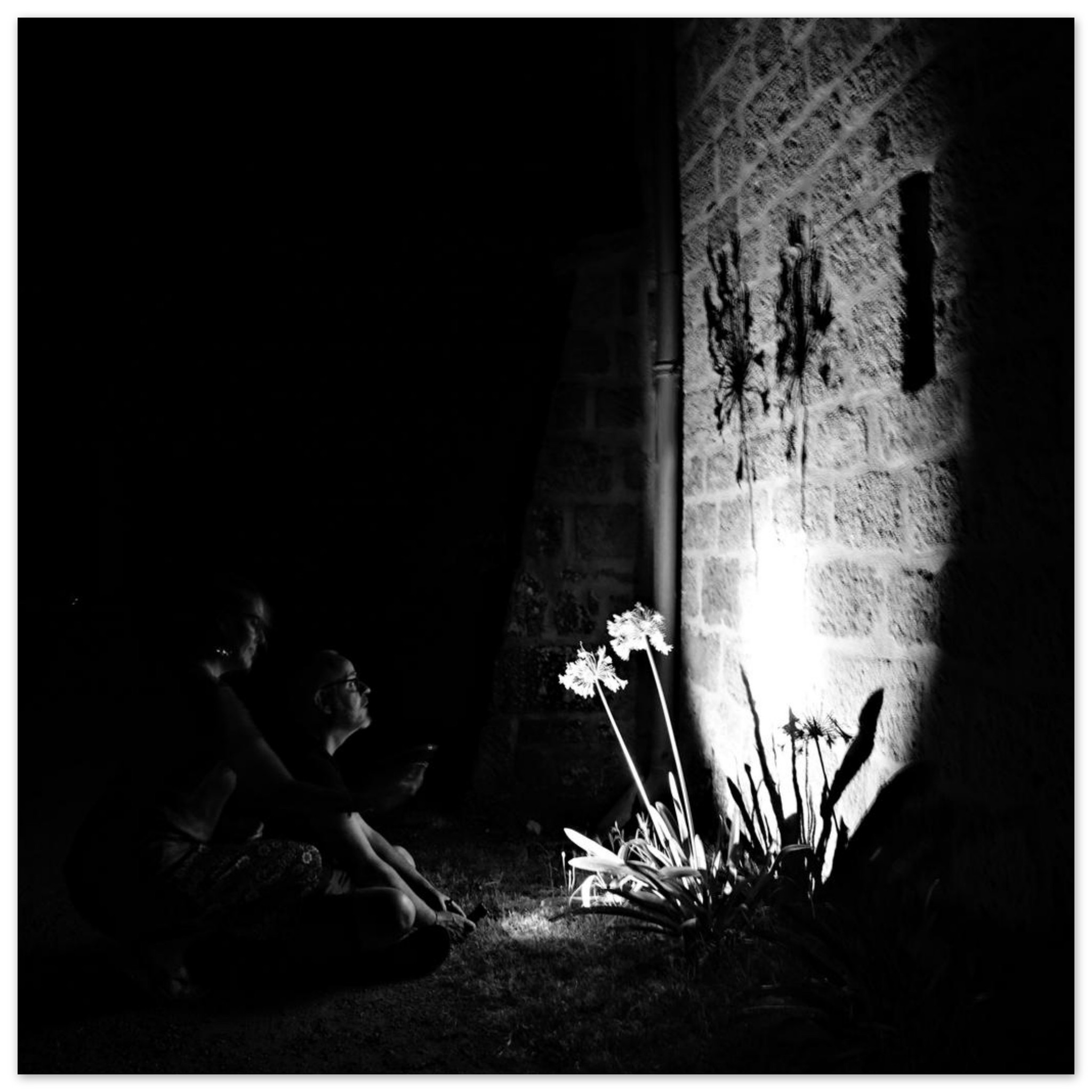 Les Jardiniers de la Nuit – Tableau photo noir et blanc Les Jardiniers de la Nuit – Tableau photo noir et blanc