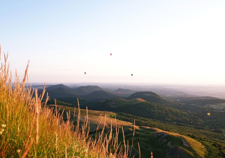 Lever de soleil au sommet du puy de Dôme : une ascension matinale au cœur de la Chaîne des Puys
