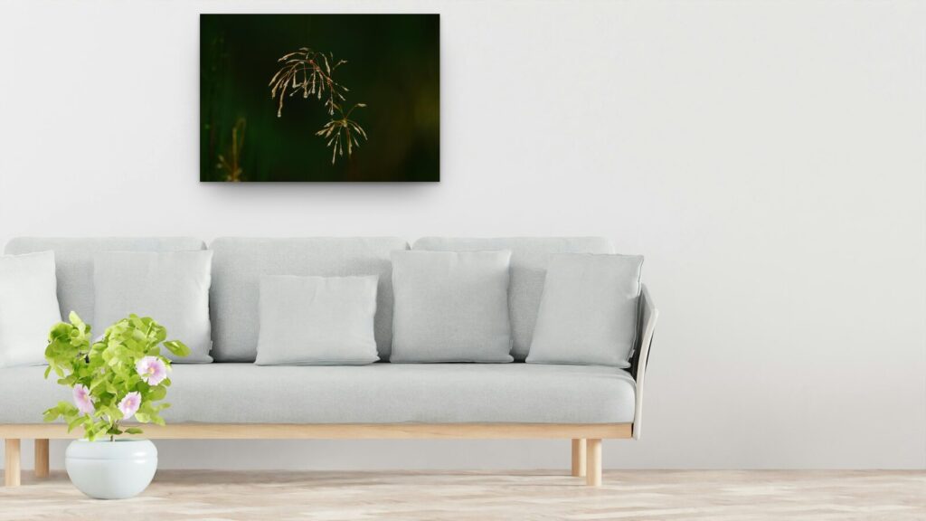 Bouquet final, tableau sur aluminium 100 × 70 cm au-dessus d’un canapé (mise en situation)