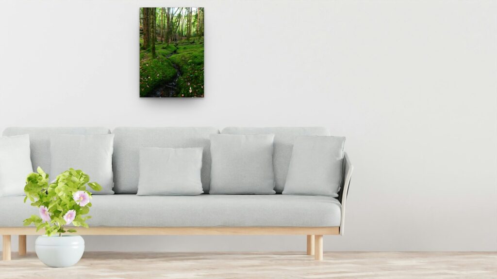 Ça coule de source, tableau sur aluminium 50 × 70 cm au-dessus d’un canapé (mise en situation)