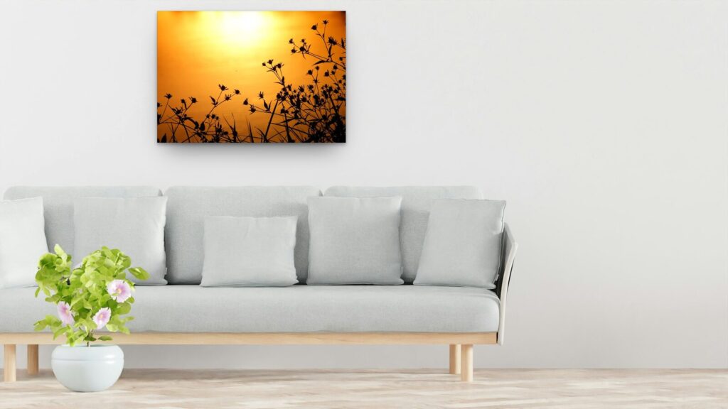 Calligraphie du crépuscule, tableau sur aluminium 100 × 70 cm au-dessus d’un canapé (mise en situation)
