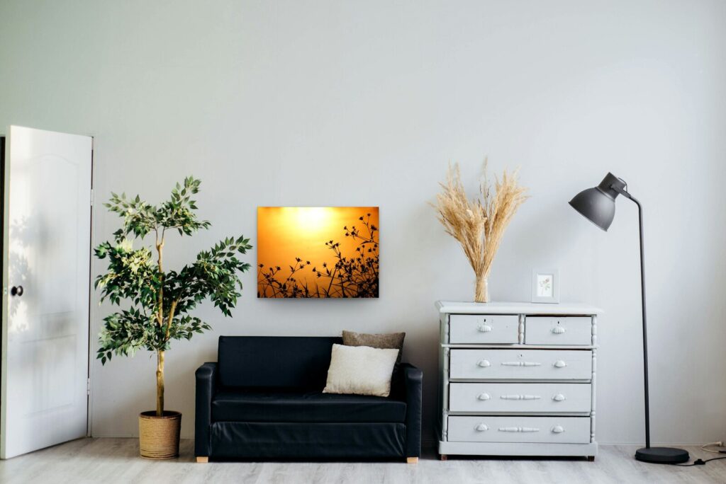 Calligraphie du crépuscule, tableau sur aluminium 80 × 60 cm dans un salon clair (mise en situation)