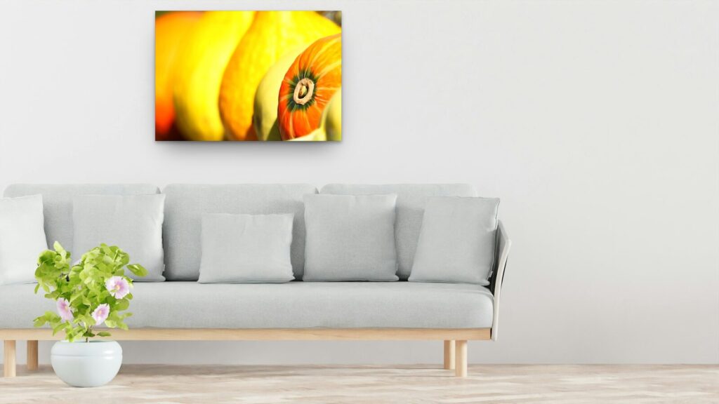 Caravane de courges, tableau sur aluminium 100 × 70 cm au-dessus d’un canapé (mise en situation)