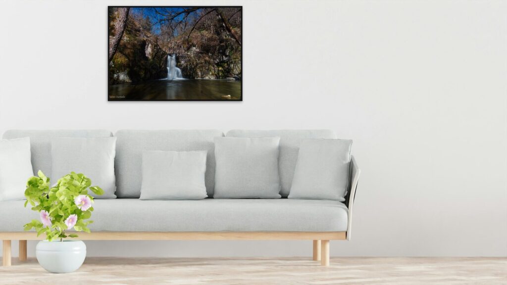 Cascade et bassin en forêt, toile ou affiche encadrée
