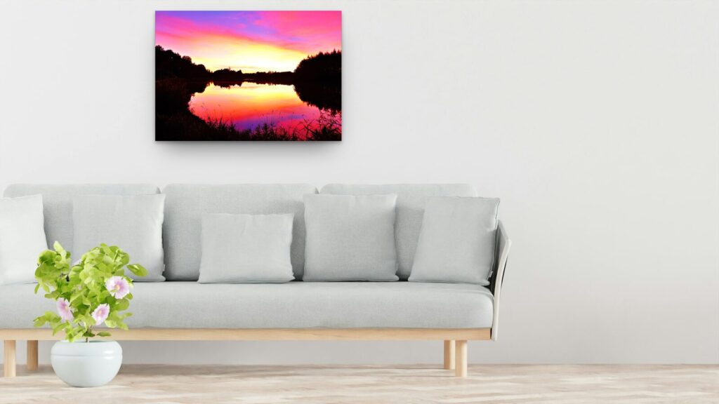 Ce que l’étang étend, tableau sur aluminium 100 × 70 cm au-dessus d’un canapé (mise en situation)