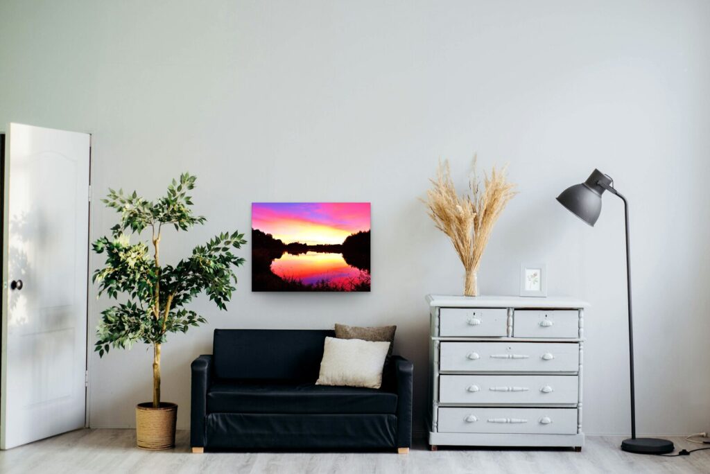 Ce que l’étang étend, tableau sur aluminium 80 × 60 cm dans un salon clair (mise en situation)