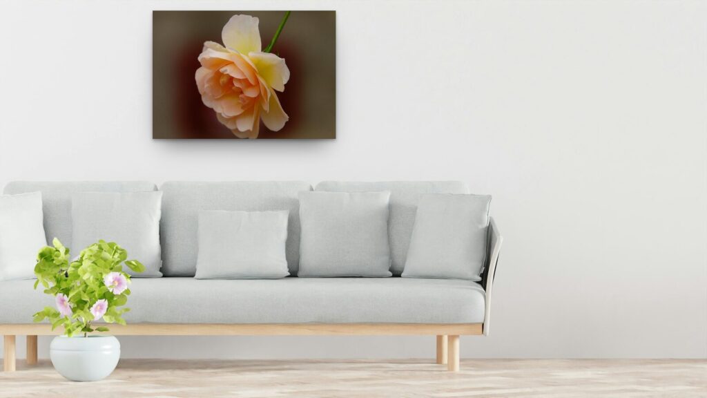 Ce qu’elle a pris à la terre, elle le rend en beauté, tableau sur aluminium 100 × 70 cm au-dessus d’un canapé (mise en situation)