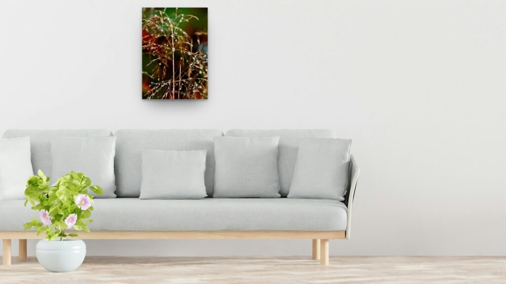 Éclats de rosée, tableau sur aluminium 50 × 70 cm au-dessus d’un canapé (mise en situation)