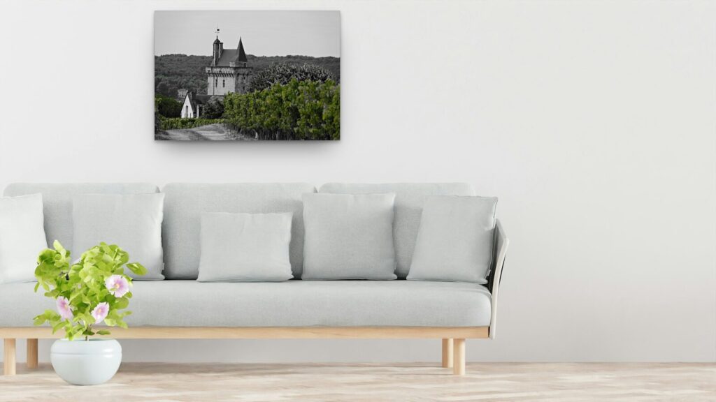 L’élégance entre rêve et vigne, tableau sur aluminium 100 × 70 cm au-dessus d’un canapé (mise en situation)
