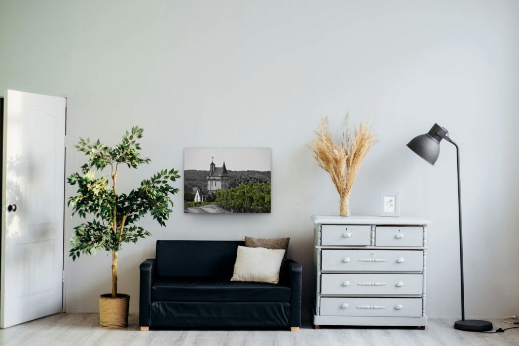 L’élégance entre rêve et vigne, tableau sur aluminium 80 × 60 cm dans un salon clair (mise en situation)