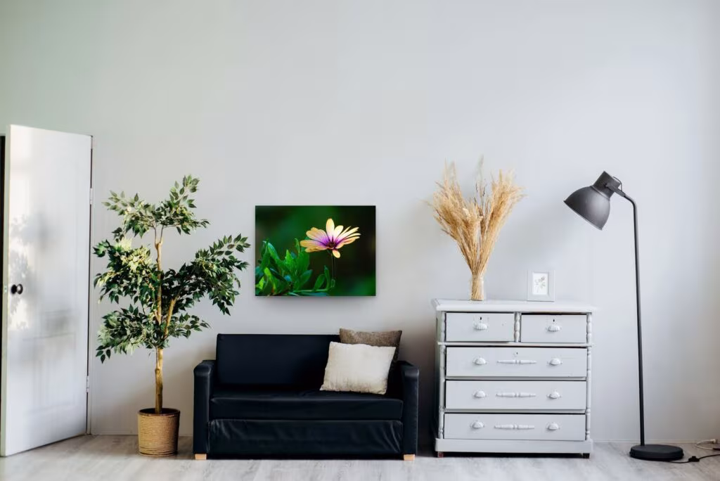 Elle a le sens du cadrage, tableau sur aluminium 80 × 60 cm dans un salon clair (mise en situation)