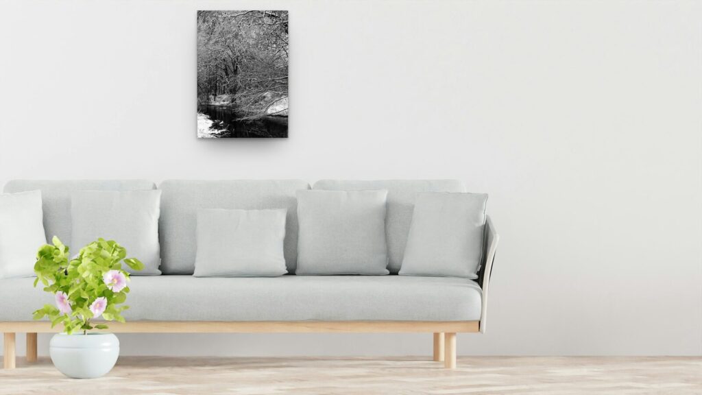 L’étreinte silencieuse de l’hiver, tableau sur aluminium 50 × 70 cm au-dessus d’un canapé (mise en situation)