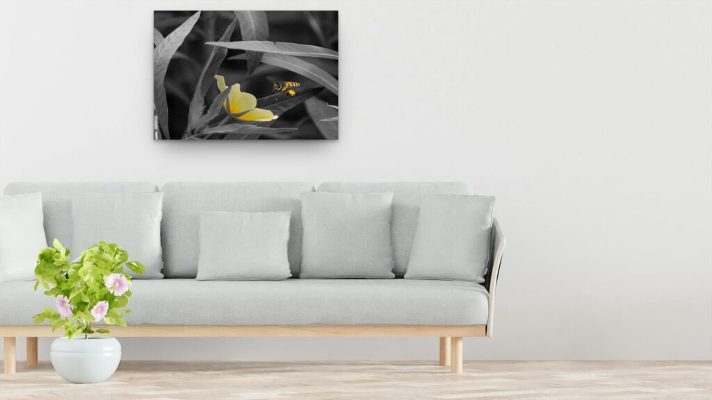 Tableau insecte en vol vers une fleur jaune Tableau insecte en vol vers une fleur jaune