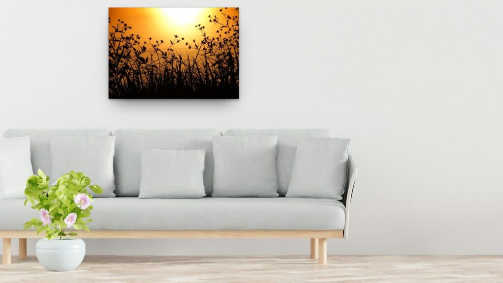 L’or du temps, tableau sur aluminium 100 × 70 cm au-dessus d’un canapé (mise en situation)