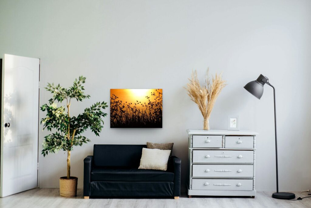 L’or du temps, tableau sur aluminium 80 × 60 cm dans un salon clair (mise en situation)