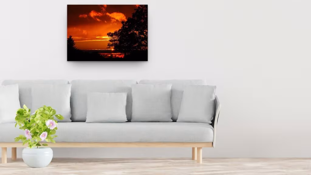 La douceur du couchant, tableau sur aluminium 100 × 70 cm au-dessus d’un canapé (mise en situation)