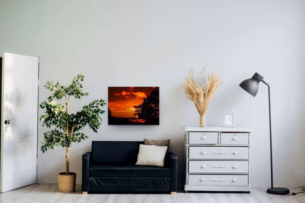 La douceur du couchant, tableau sur aluminium 80 × 60 cm dans un salon clair (mise en situation)