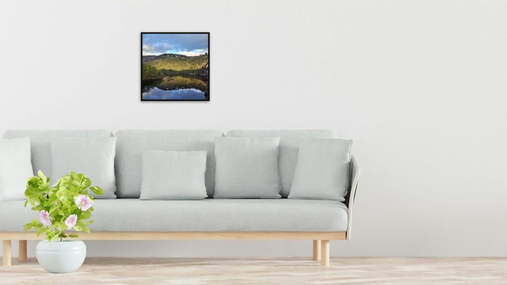 Lac encaissé et colline boisée, toile ou affiche encadrée Lac encaissé et colline boisée, toile ou affiche encadrée