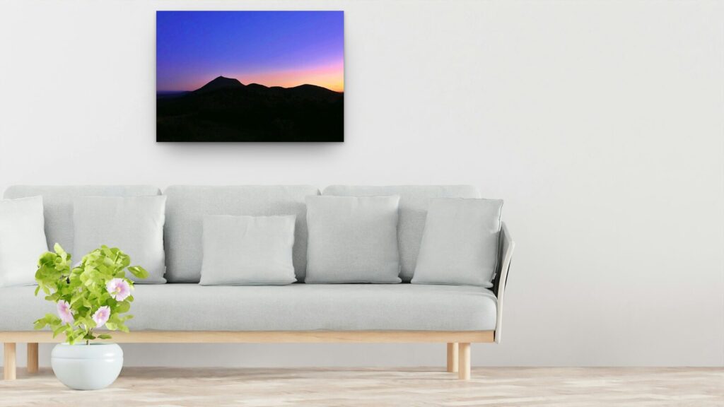 L’antenne du puy de Dôme capte la fréquence du rêve, tableau sur aluminium 100 × 70 cm au-dessus d’un canapé (mise en situation)