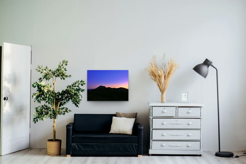 L’antenne du puy de Dôme capte la fréquence du rêve, tableau sur aluminium 80 × 60 cm dans un salon clair (mise en situation)