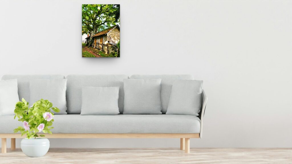 Le chêne aux deux maisons, tableau sur aluminium 50 × 70 cm au-dessus d’un canapé (mise en situation)