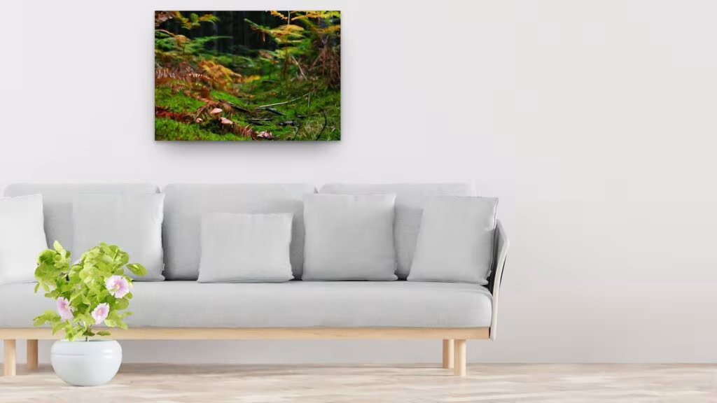 Le petit chaperon passe par ici, tableau sur aluminium 100 × 70 cm au-dessus d’un canapé (mise en situation)