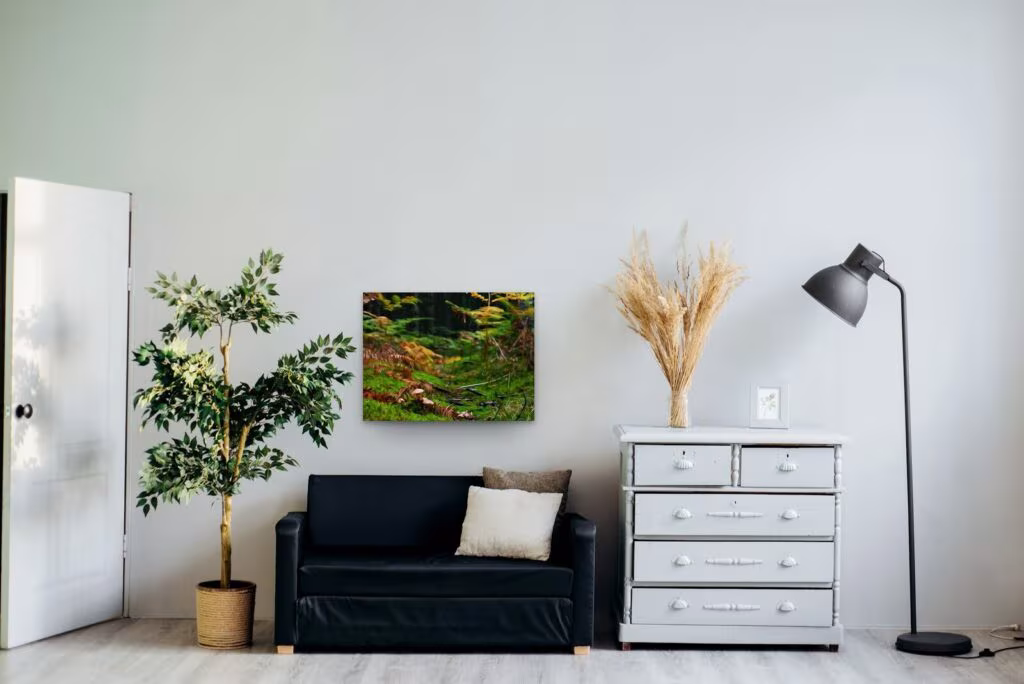 Le petit chaperon passe par ici, tableau sur aluminium 80 × 60 cm dans un salon clair (mise en situation)