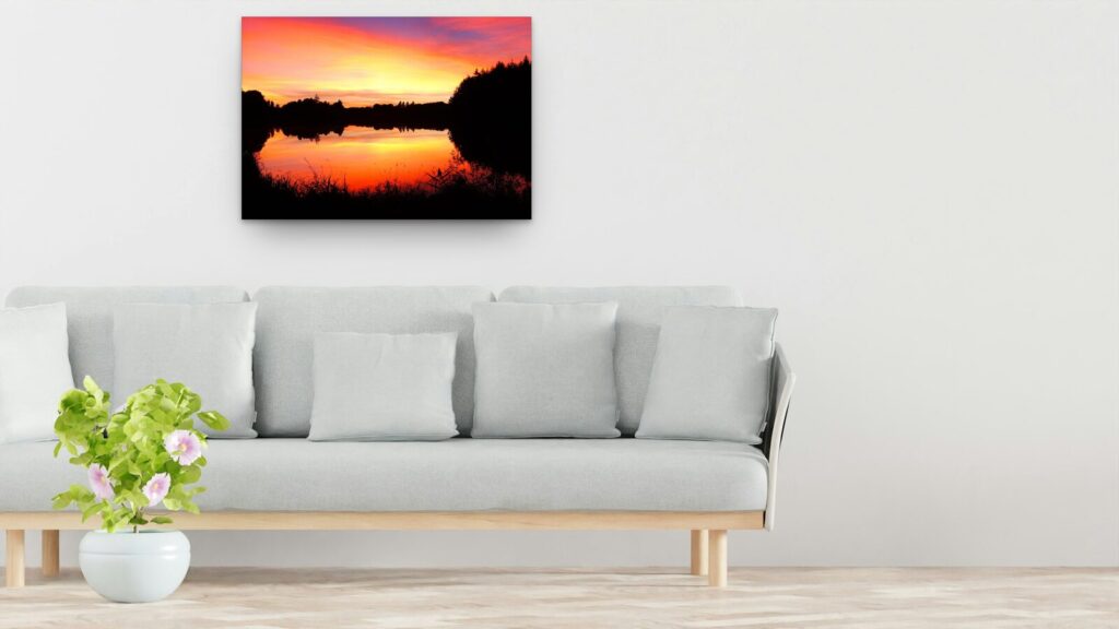 L’eau-delà, tableau sur aluminium 100 × 70 cm au-dessus d’un canapé (mise en situation)